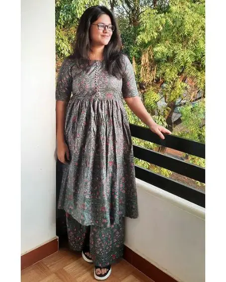 Elbow Sleeve Trendy Boat Neck Design for Kurti