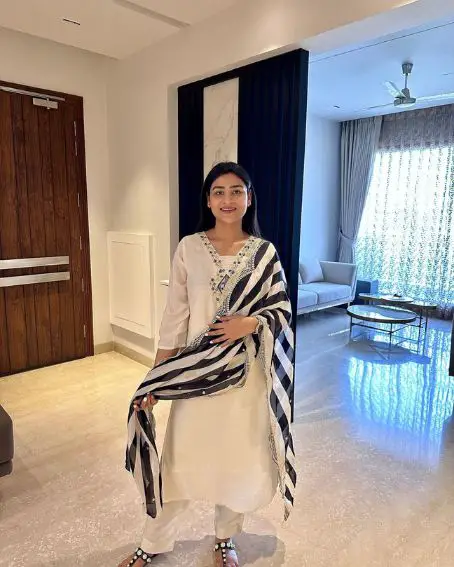 Muslin's Beautiful Neck Embroidery Detailing Kurti