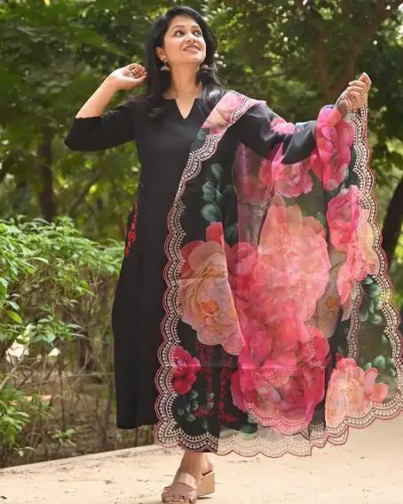 Plain Black Long Kurti with Pink Silk Floral Pattern Dupatta