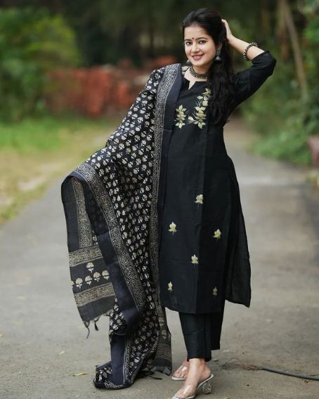 Plain Classy Black Kurti with Khadi Silk Printed Dupatta