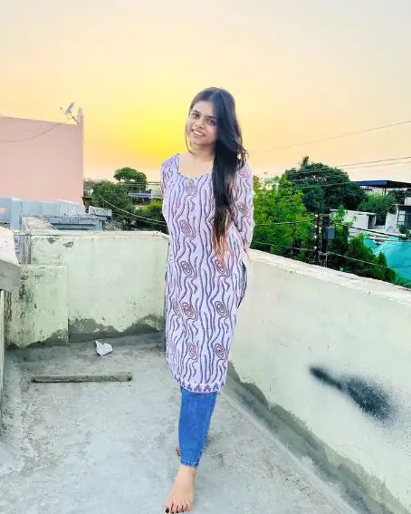 Round Pattern Design Long Kurti with Jeans