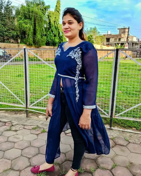 Transparent Sleeve V Neck Kurti Paired with Blue Jeans