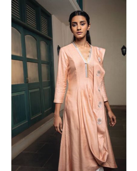 V-Neck Kurta with Pallu Draped Over the Shoulder