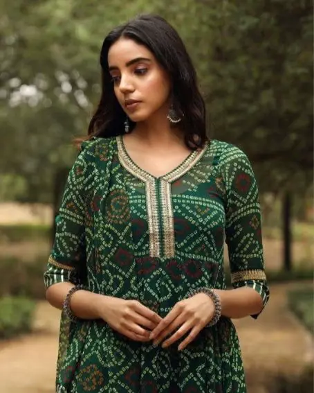 Y Shape Border Design Neck Design of a Bandhani Kurti