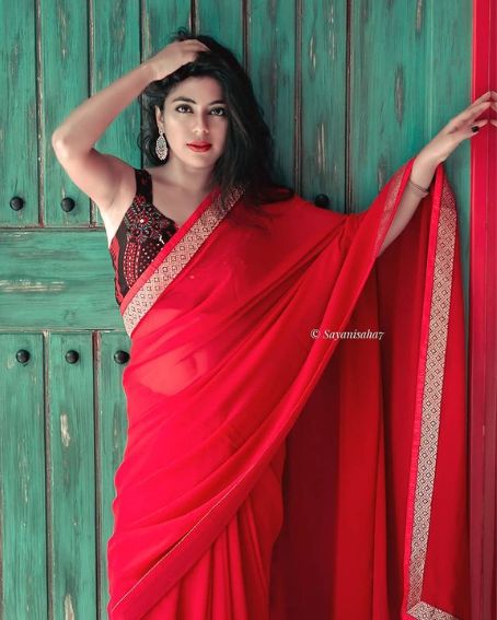 Red Color Plain Saree with Black Sleeveless Blouse Design