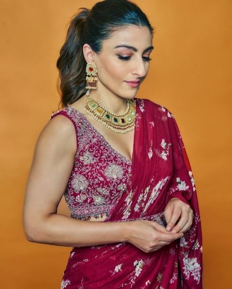 Soha Ali Khan in Dark Pink Belt Type Embroidery Blouse Design
