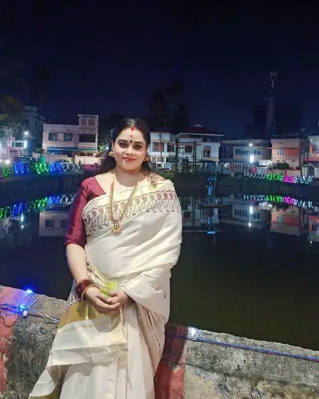 Kerala Saree With Maroon Blouse