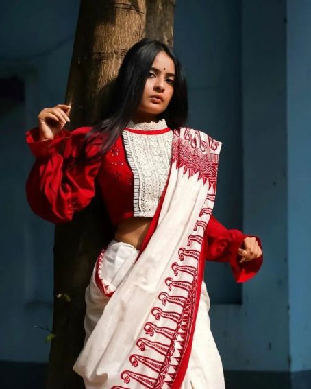 Off White Cotton Saree With Red Full Sleeve Blouse Design