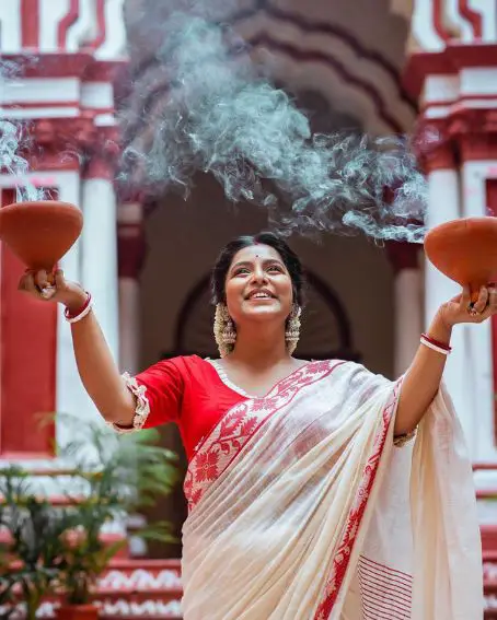 Off White Cotton Saree With Red Printed Blouse Design