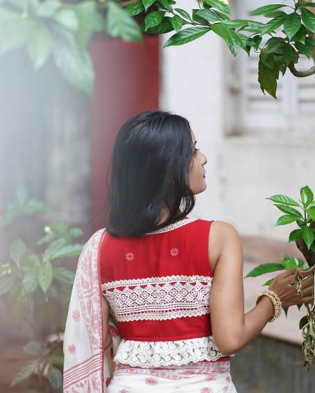 Off White Handloom Saree With Red Lace Style Blouse