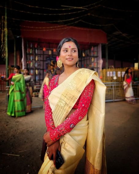 Pink Full Sleeve Designery Blouse With Gold Plain Saree