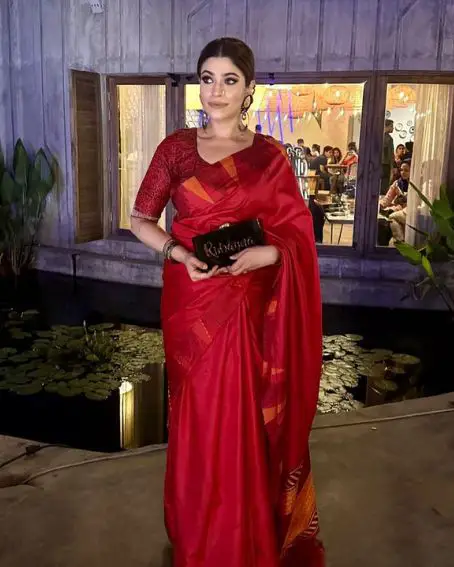 Red Plain Saree For Wedding Guest Look