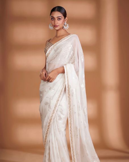 White Classic saree With a Self Floral Pattern And a Light Gold Border