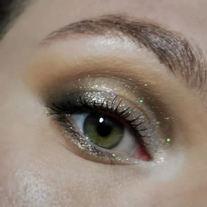 Holographic shadow Makeup for Green Eyes