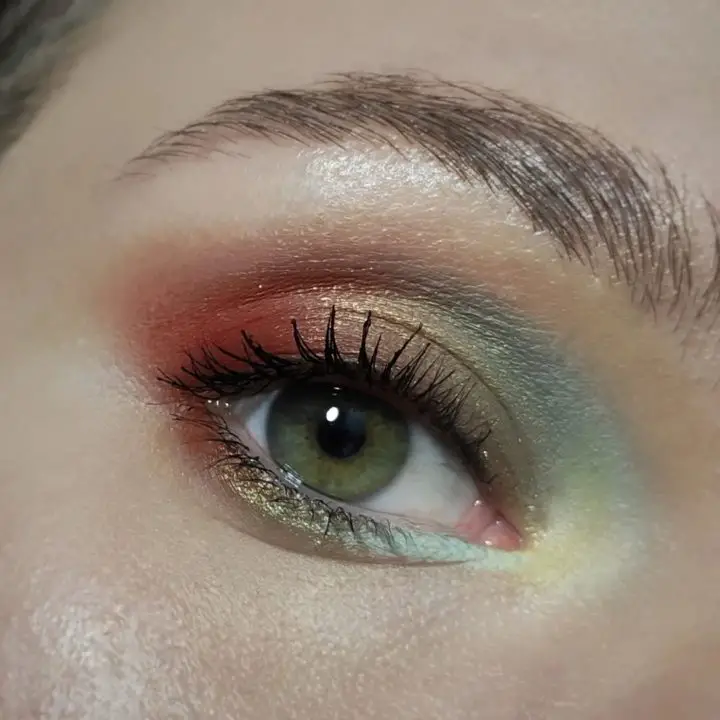 Orange, red, gold and pastel mint Green Eyemakeup