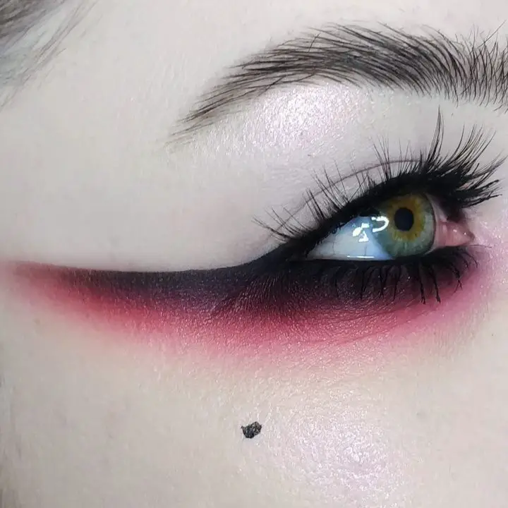 Reverse cat eye makeup for hooded eyes