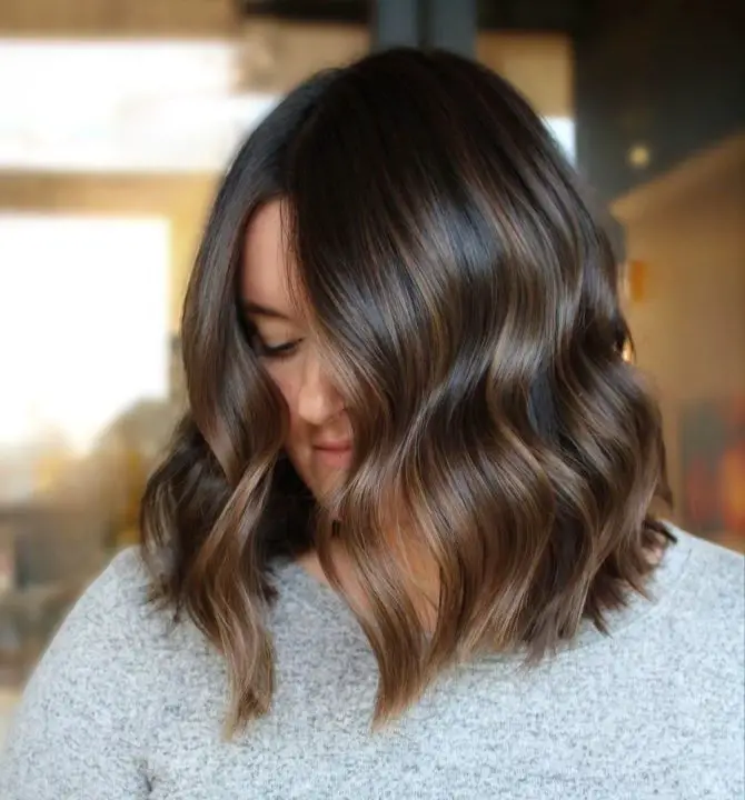 Shoulder Lenght Wavy Hairstyle for Short Hair