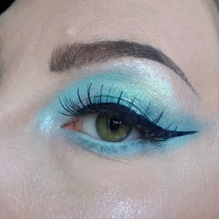 Soft blend shimmery eyeshadow makeup for green eyes